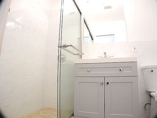 5th image of 1207 Jackson Ave APT 1R