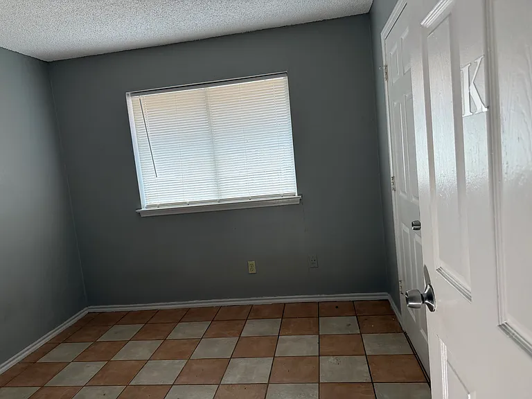 702 Scott Dr — Photo 6