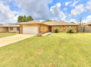 1129 Hawthorne Dr, Midwest City, OK 73110