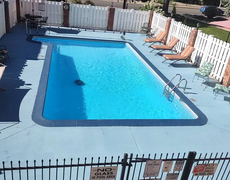 Chateau Villa Apartments — Photo 25