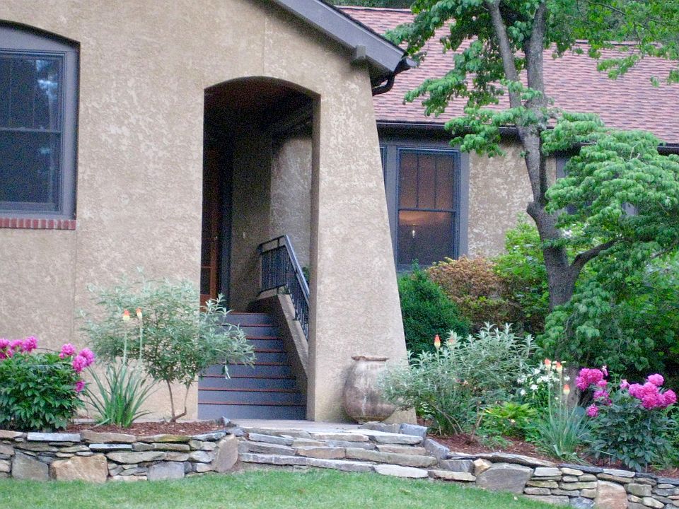 2nd image of 394 Lakeshore Dr
