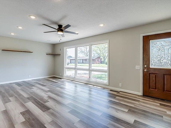 3rd image of 8 E Salina Dr