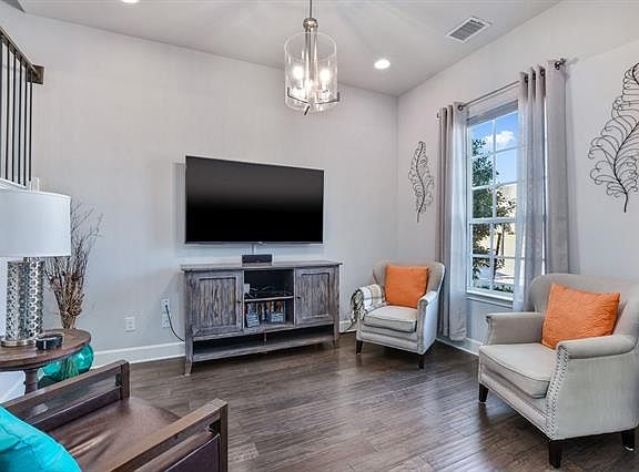 4th image of 1132 Peacock Blvd