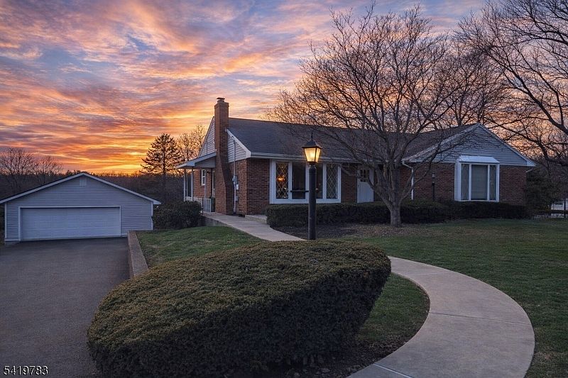 1st image of 831 Uniontown Rd