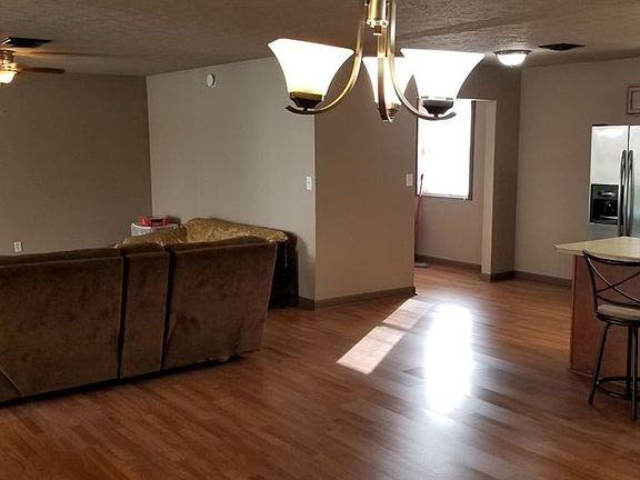 4th image of 303 Redwood Dr