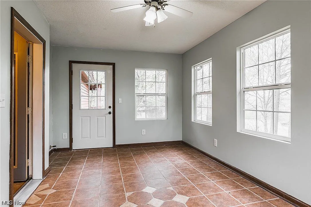 3 bed, 3.0 bath, 3549 sqft, $1,872 — Photo 4