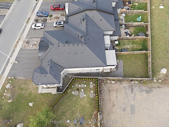 4th image of 181 Anglo St