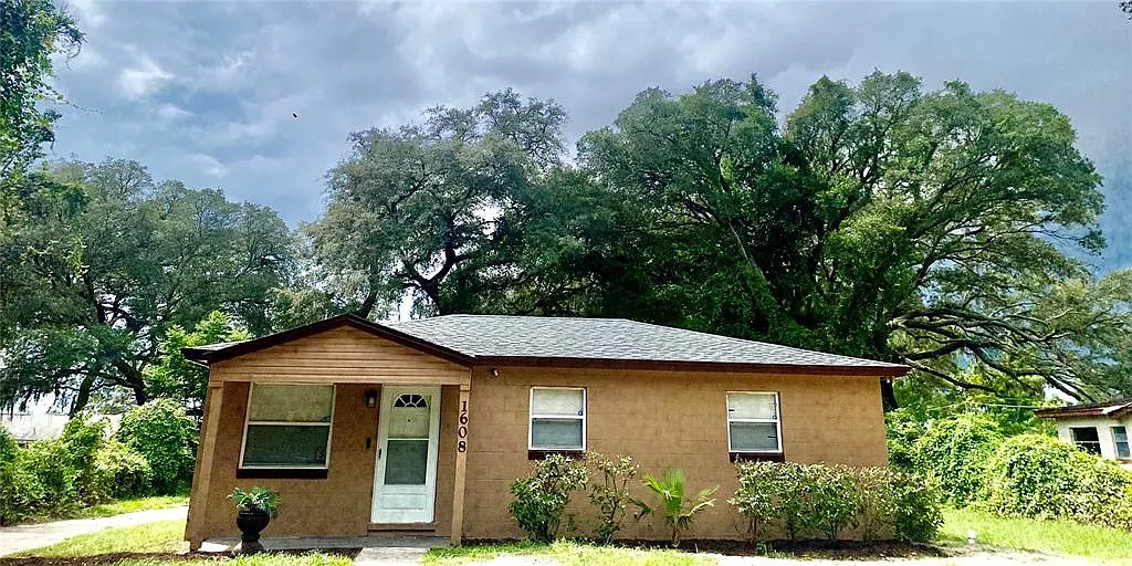 3 bed, 2.0 bath, 888 sqft, $2,300 — Photo 1
