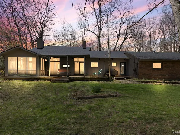 34083 Quaker Valley Rd, Farmington Hills, MI 48331