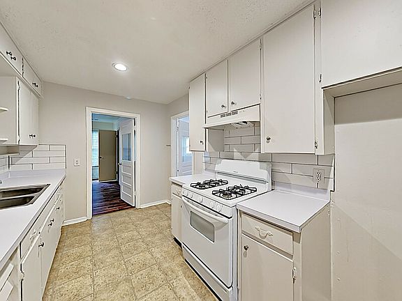 3rd image of 5805 Calmont Ave