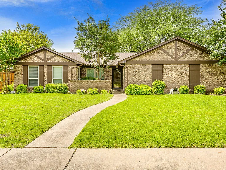 808 Sandhurst Dr — Photo 1