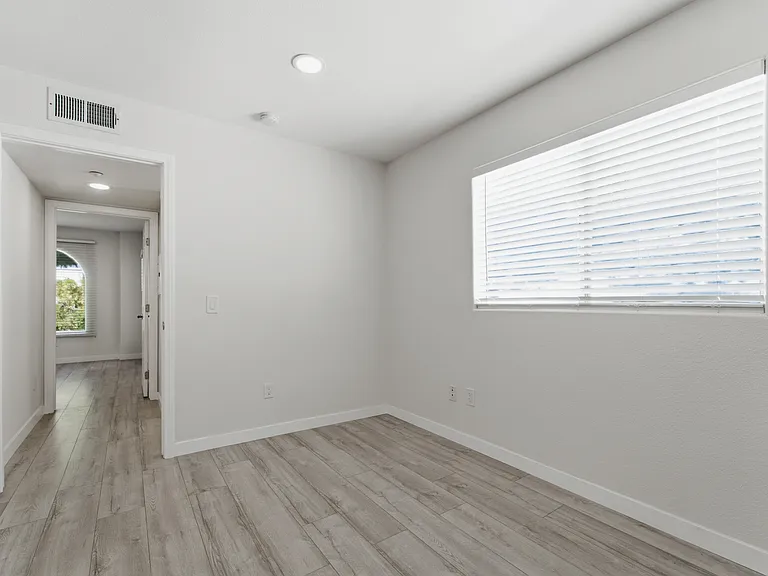 1665 Manning Ave — Photo 11