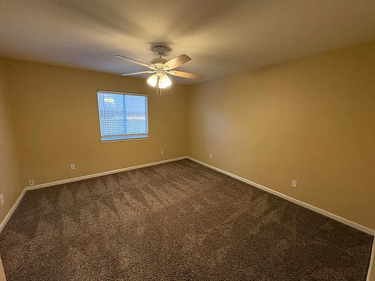 703 W Russell Ave — Photo 35