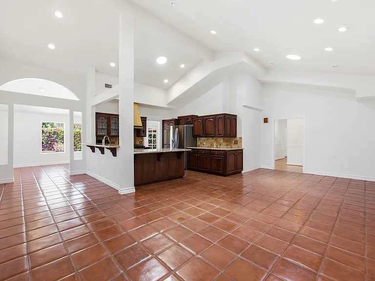 1090 Elfstone Ct — Photo 11