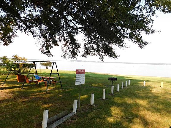 2nd image of 695 Lakeshore Dr