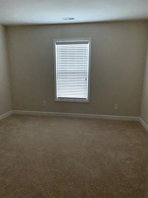 4 bed, 2300 sqft, $2,500 — Photo 2