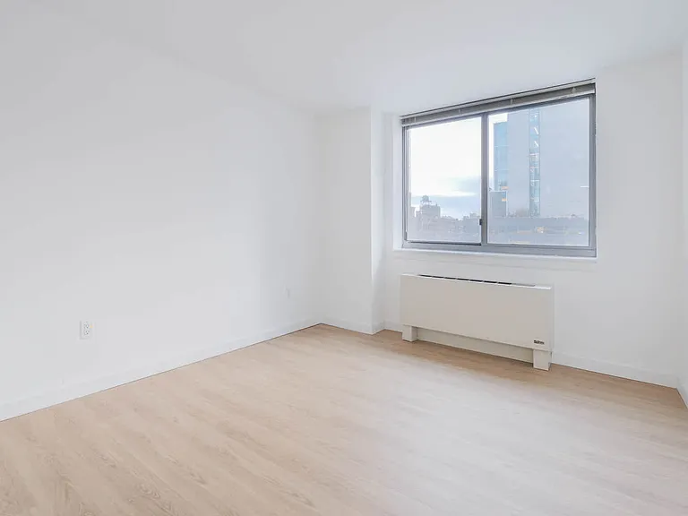 400 W 37th St #7R — Photo 17