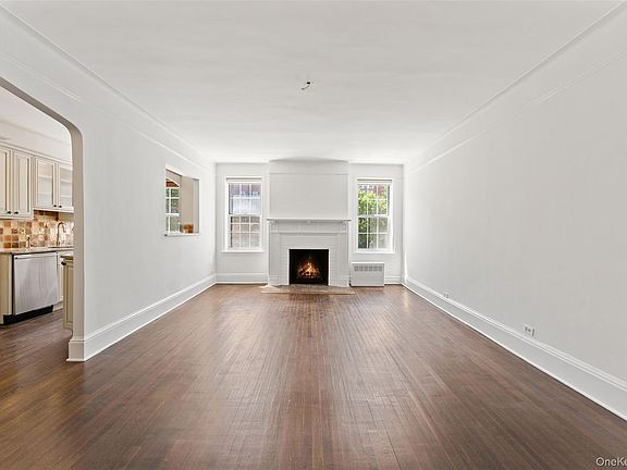 3rd image of 25 Parkview Avenue #2E