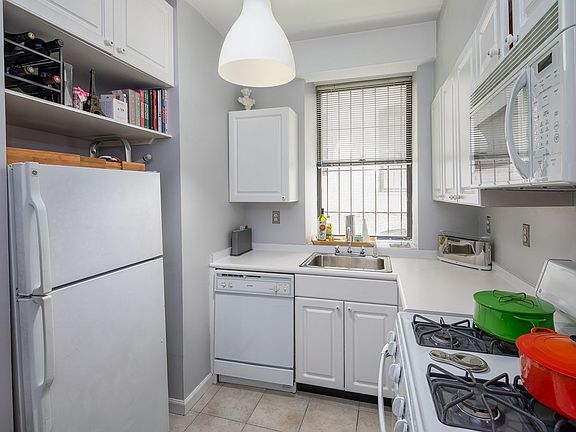 3rd image of 251 W 98th St APT 1D
