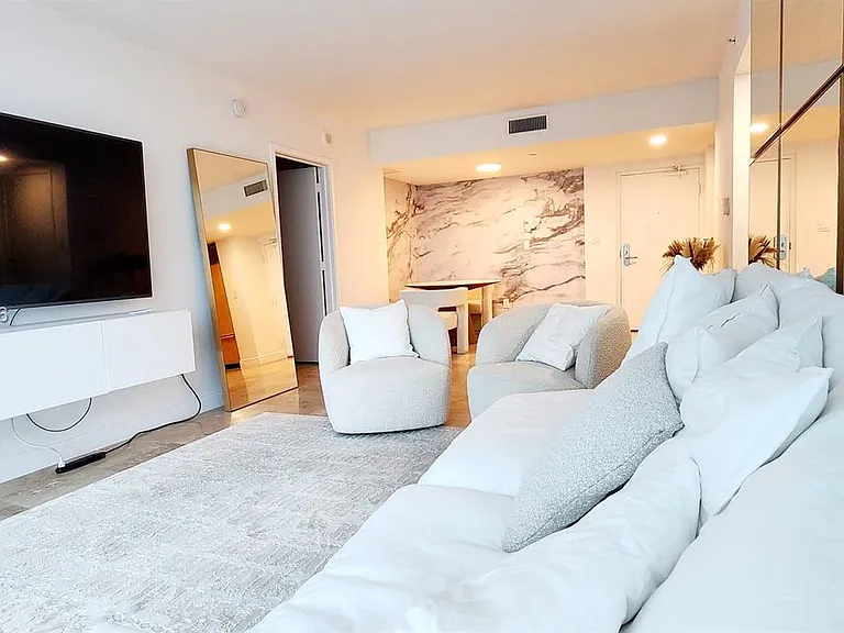 6801 Collins Ave #LPH05 — Photo 9