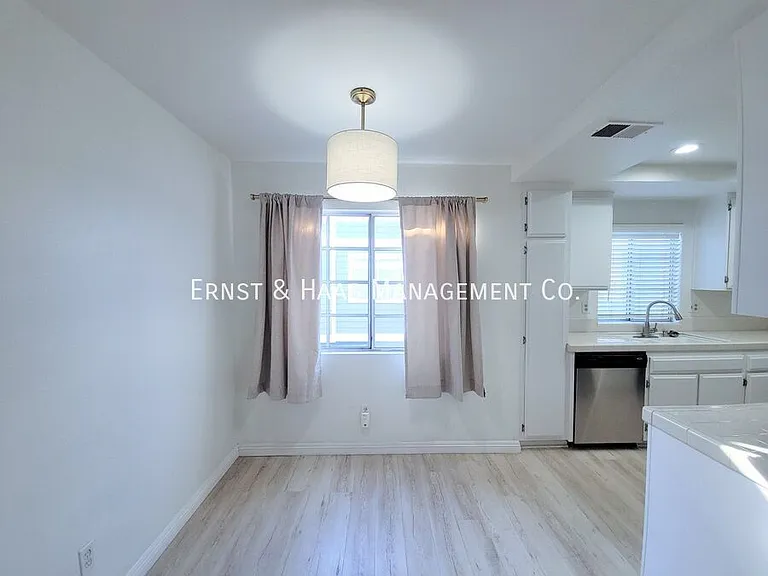 111 W Spring St #E — Photo 9