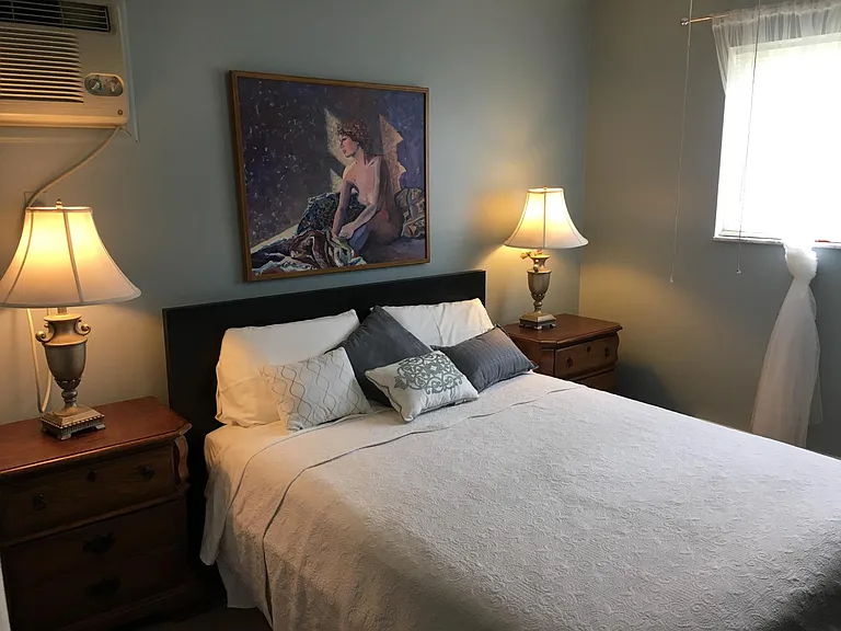 Oakview #4 Queen Sized Bed