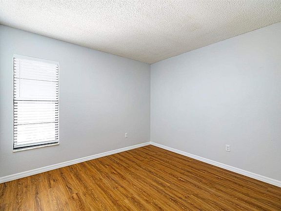 3rd image of 1113 Greenlea Dr