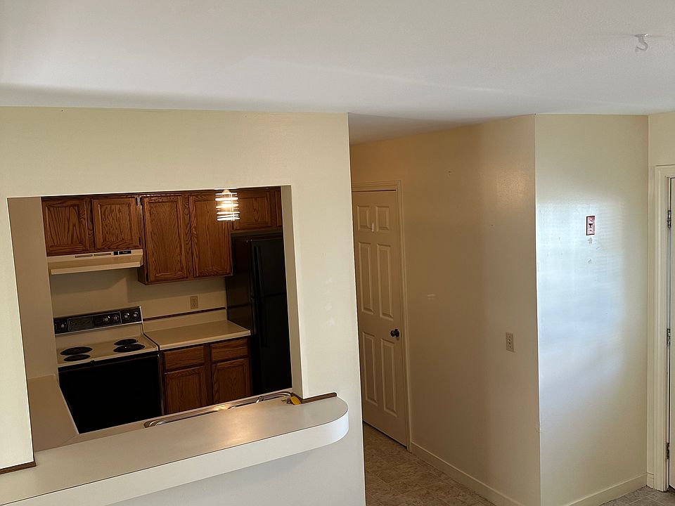 1st image of 4 Circle Dr #B