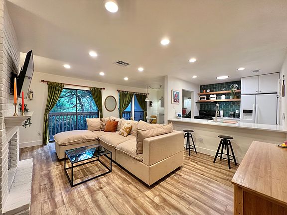 Living room/ kitchen