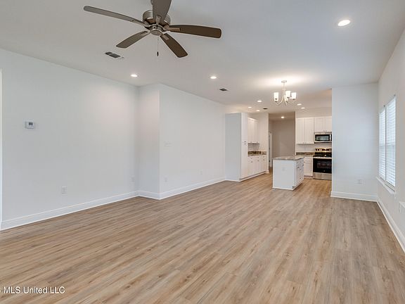 4th image of 13463 Mary Ave