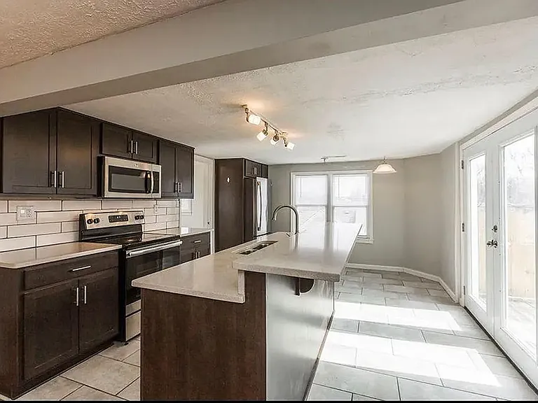 676 Headley Ave — Photo 5