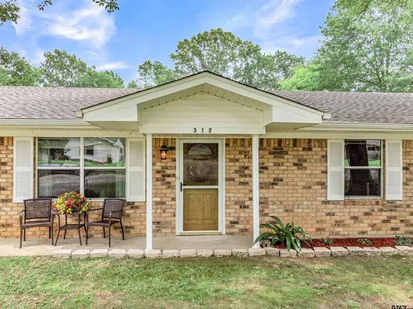 312 Parkway Ln, Gilmer, TX 75645