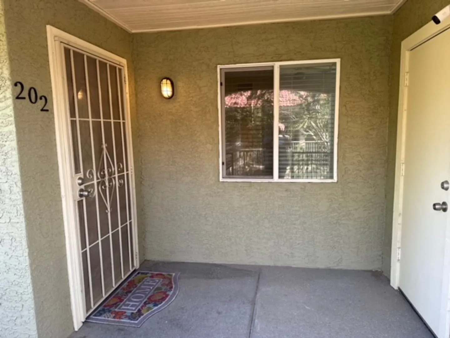 2 bedroom 2 bath condo located in a gated community — Photo 4