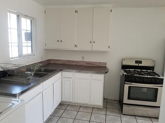 2nd image of 1586 Christopher St