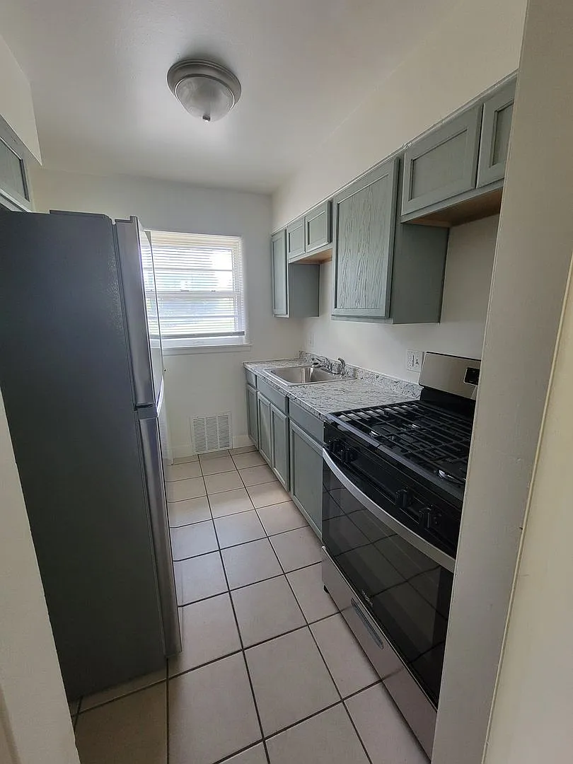 2BR/1BA Updated Home Vouchers Welcome! — Photo 3