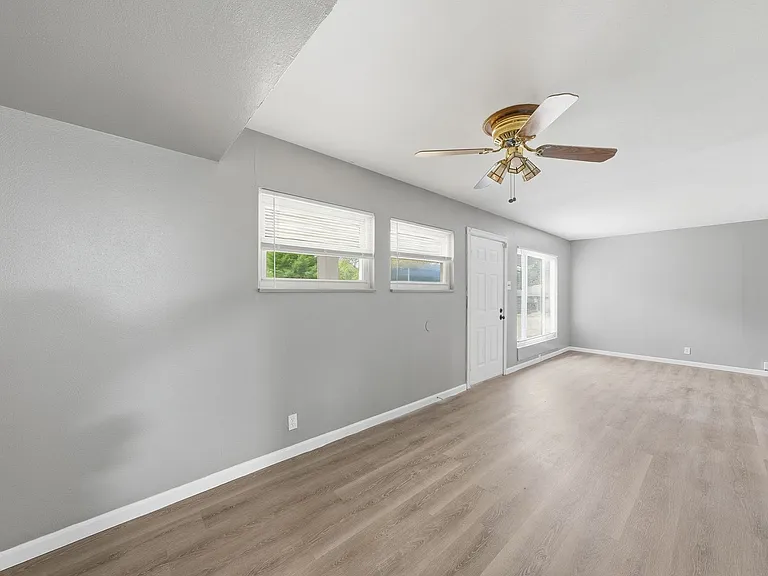 237 Grampian Rd — Photo 11