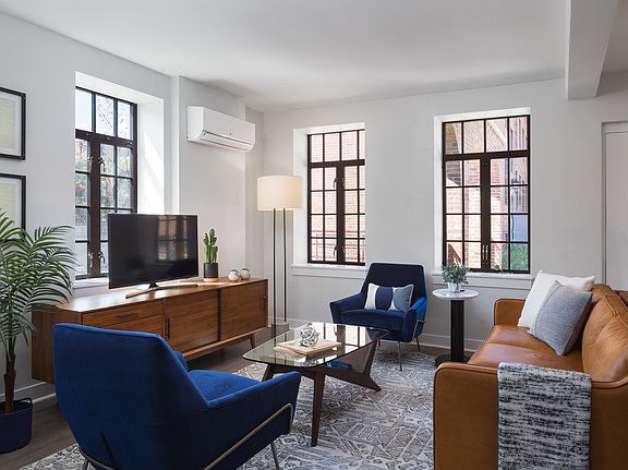 4th image of 2810 N Leavitt St APT 101