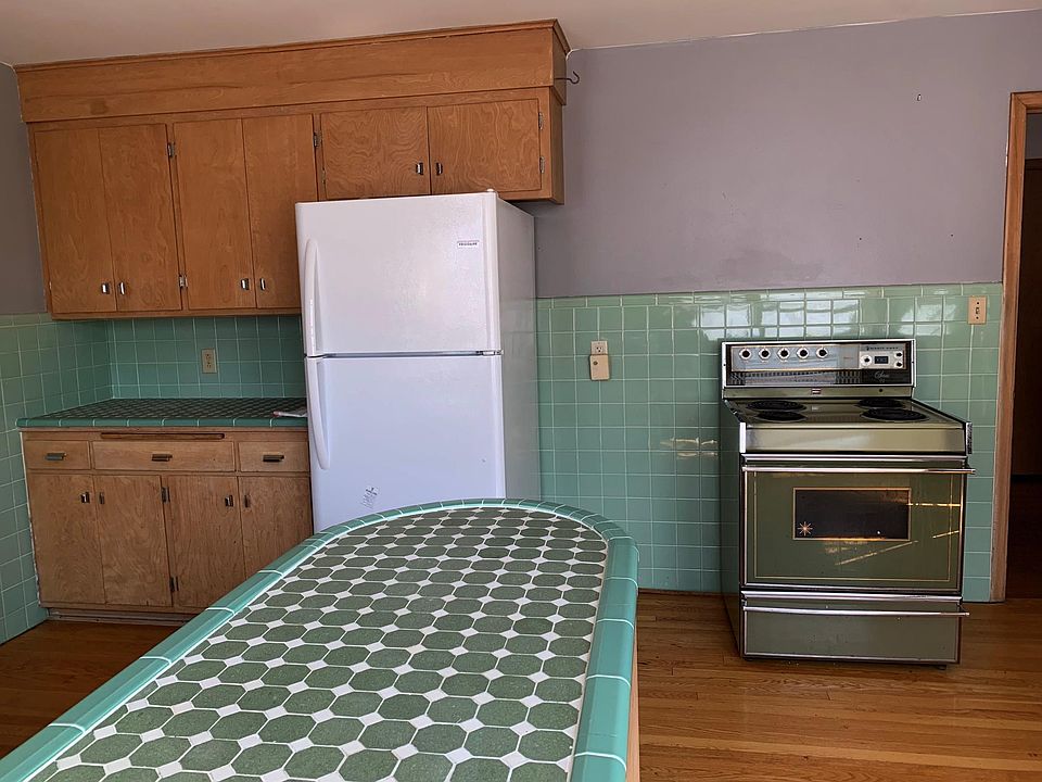 New stove coming soon to replace that olive green beauty.