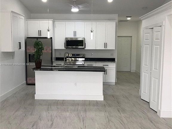 5th image of 4572/4574 Golfview Blvd
