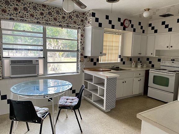 5th image of 15 S Arcturas Ave