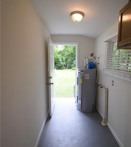 1077 Henderson St — Photo 11