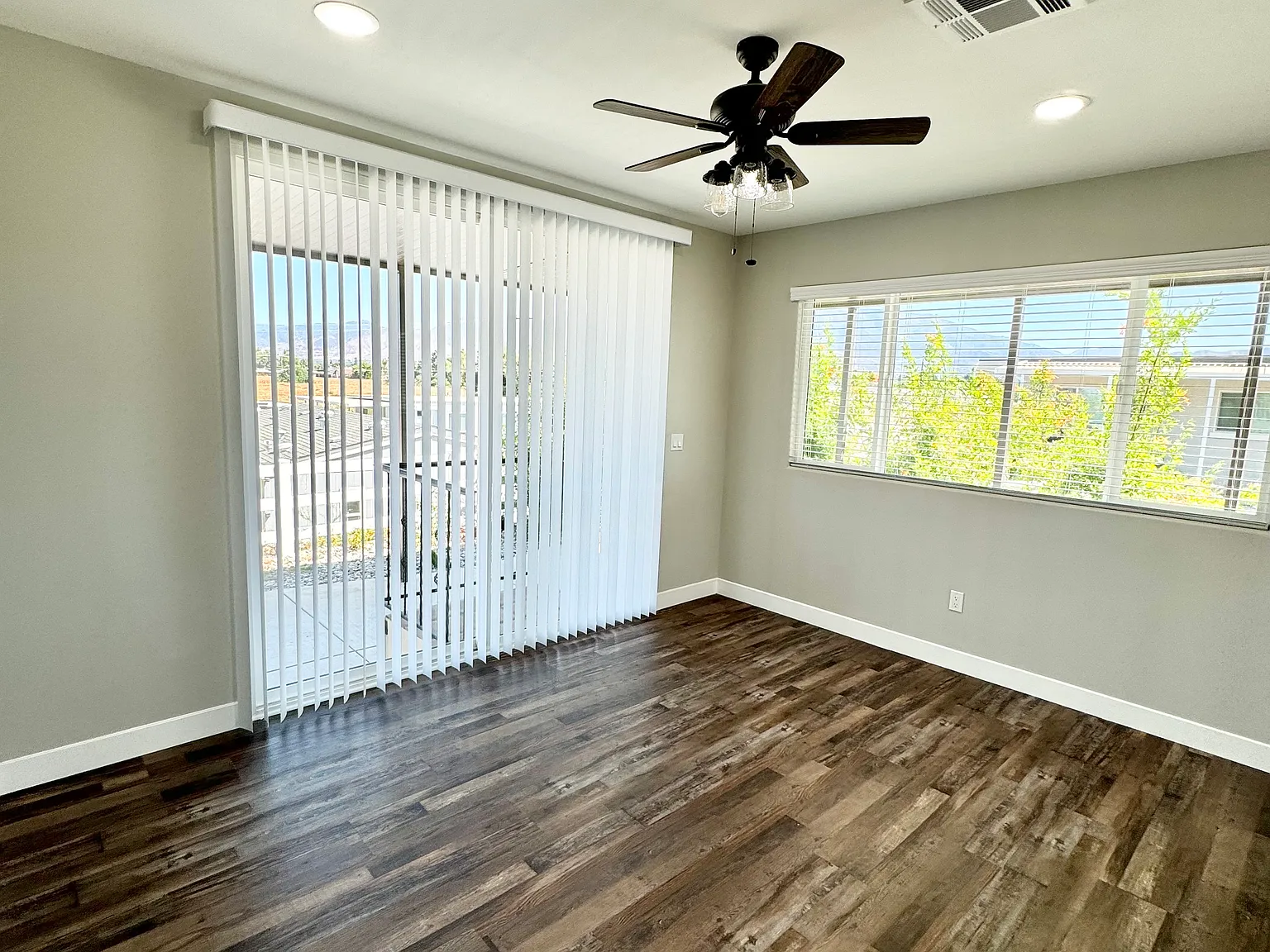 3 bed, 960 sqft, $2,700 — Photo 3