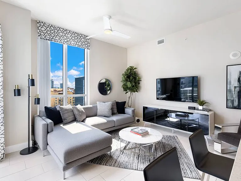 250 SW 11th St #201 — Photo 25