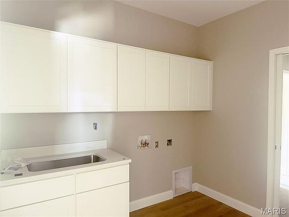 4th image of 8084 Villa Valley
