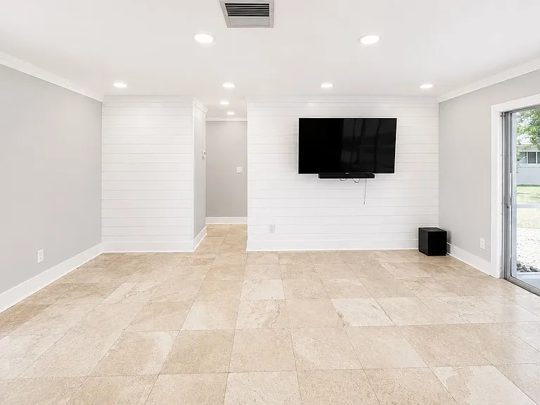 912 Dolphin Dr — Photo 4