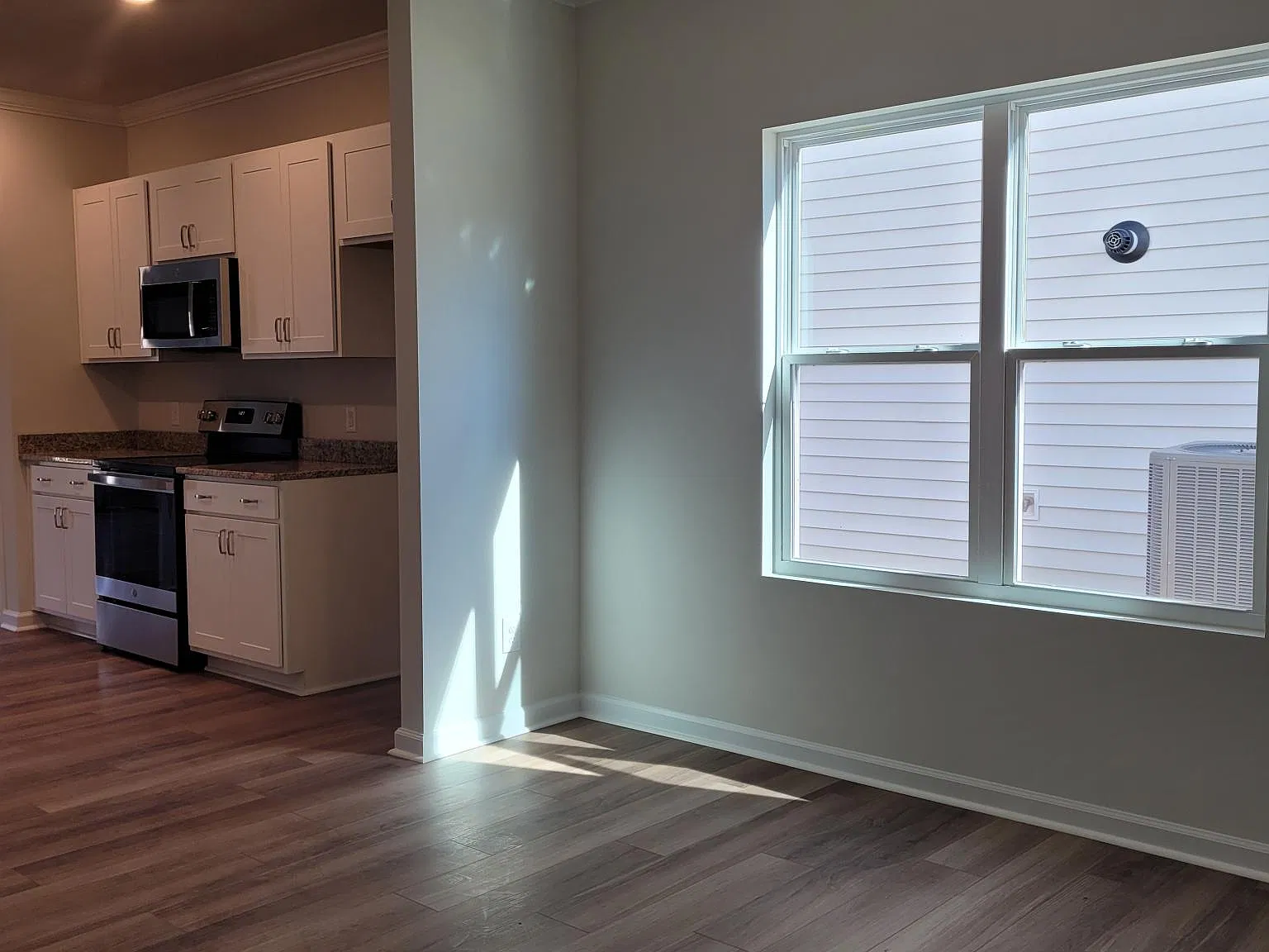 4 bed, 2402 sqft, $2,550 — Photo 3