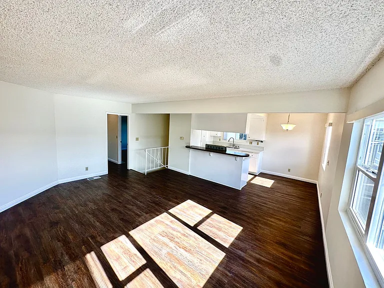 737 Center Pl — Photo 2