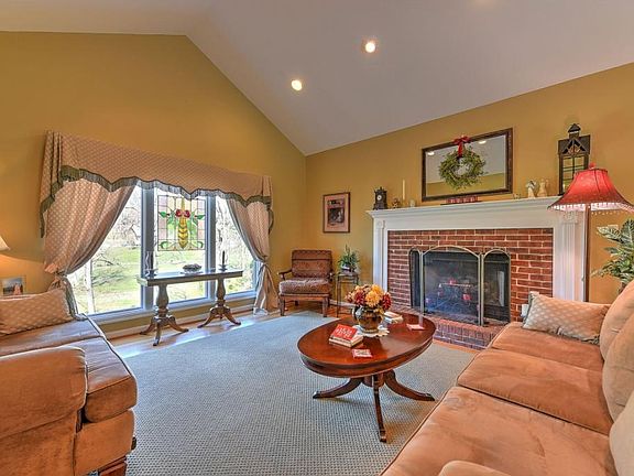 5th image of 404 Deerfield Cir