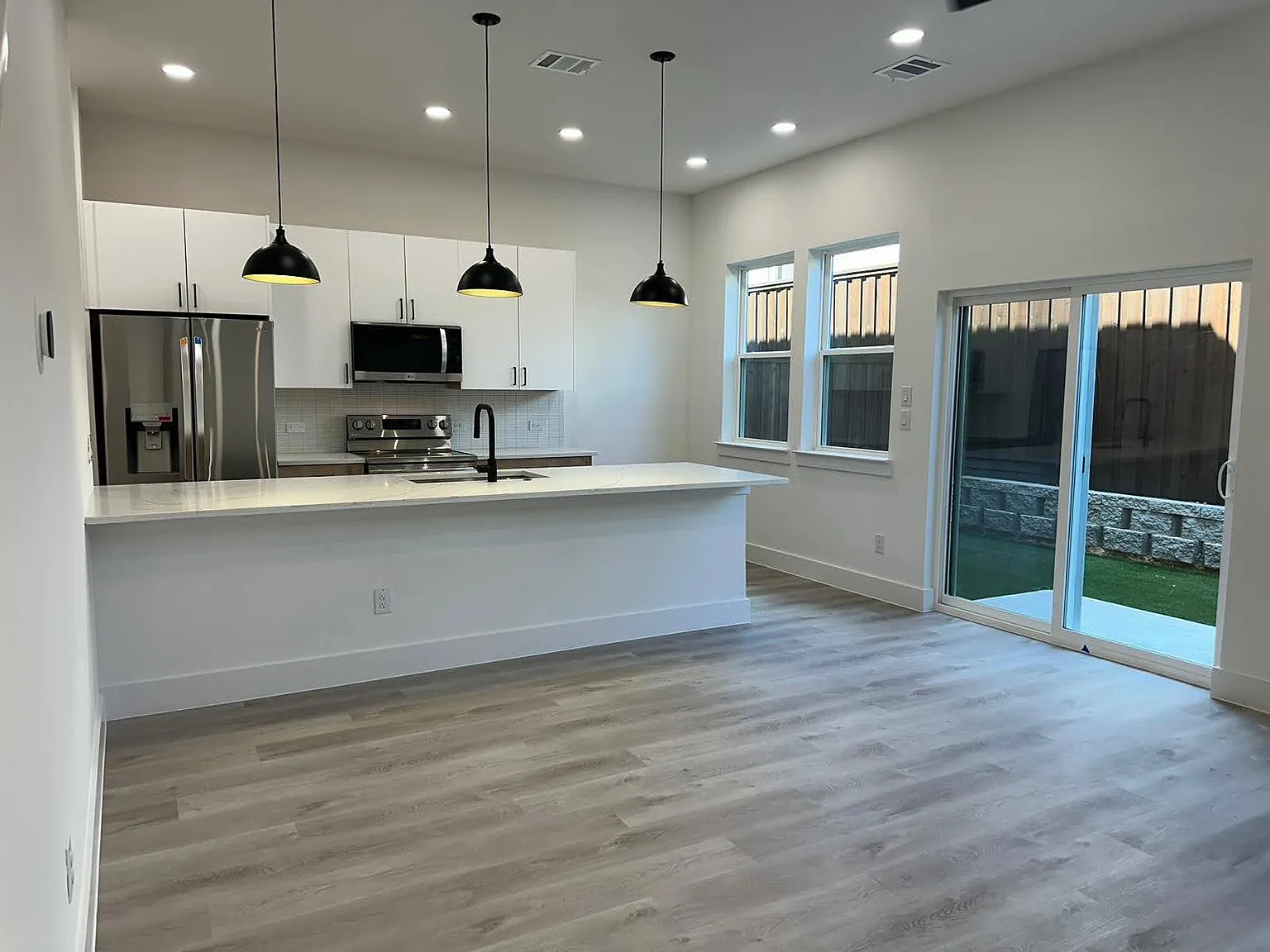 3 bed, 2140 sqft, $3,500 — Photo 4