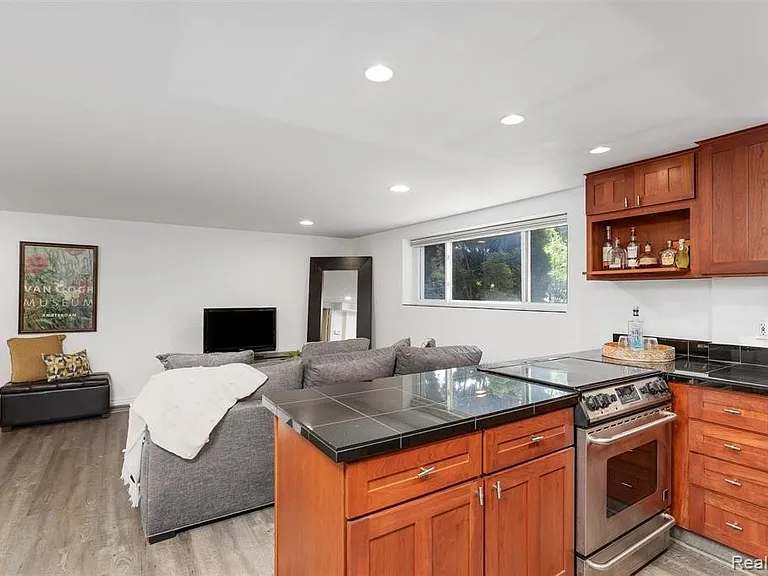 450 Oak Ave #100 — Photo 4